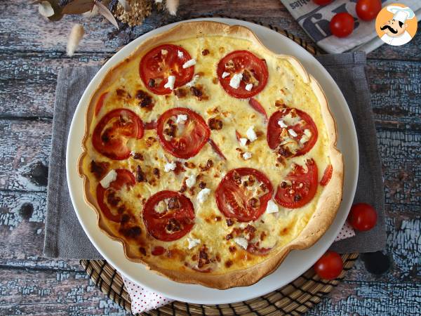 Wegetariańska quiche z pomidorami i fetą, idealna na piknik!