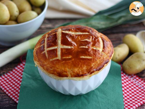 Zupa porowo-ziemniaczana w cieście francuskim